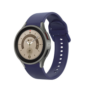 SYSTEM-S Armband 20 mm aus Silikon für Samsung Galaxy Watch 5 4 Smartwatch in Blau