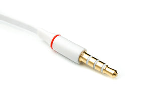 Cable de audio SYSTEM-S de 15 cm estéreo AUX jack 3,5 mm macho a hembra plano en color blanco